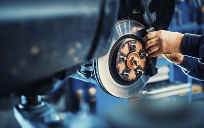 Fékbetét és féktárcsa – hogyan vegyük észre, ha kopott?