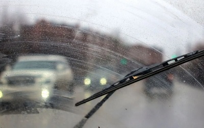 Csíkoz az ablaktörlő