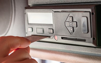 Tachográf illesztés helyben – digitális és analóg tachográf kalibrálás szervizünkben