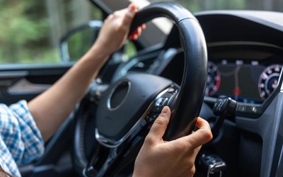 Autó rángat menet közben